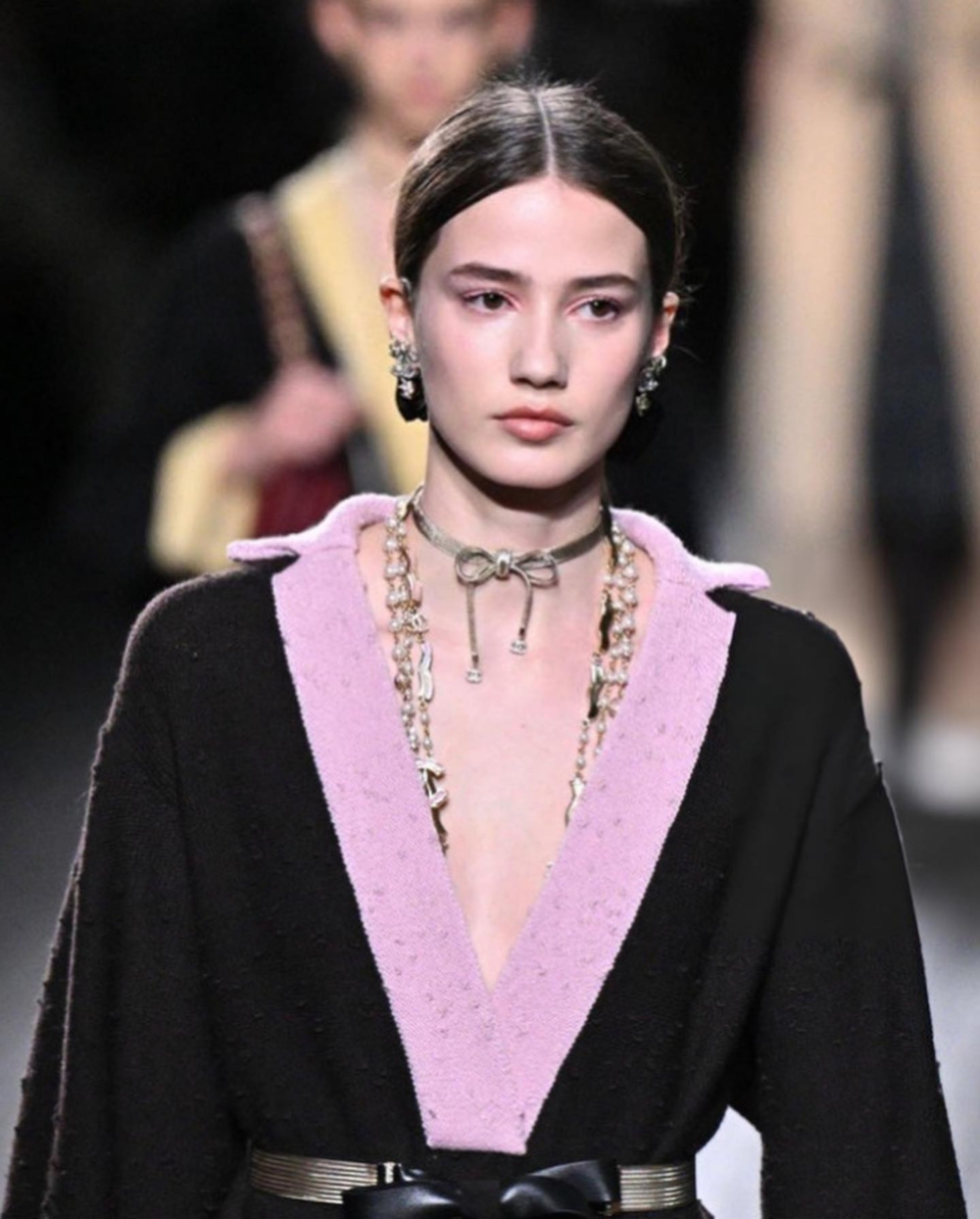 大膽的眼頭亮色眼影