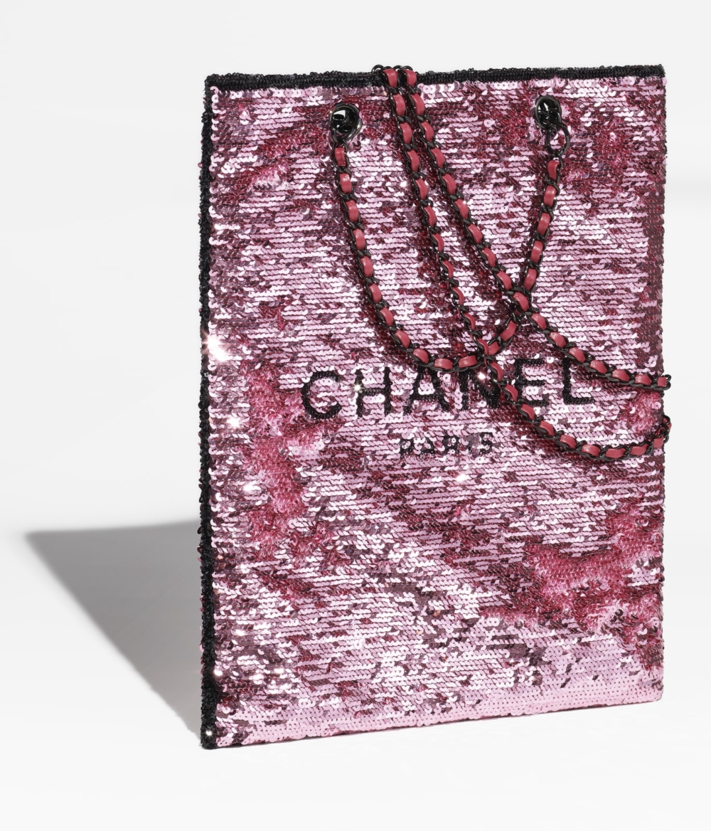 手袋形塑出鮮明的輪廓與姿態。