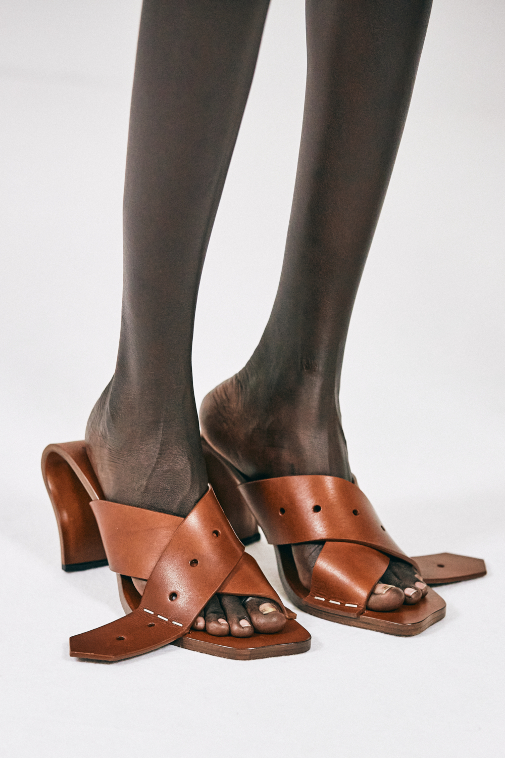 皮革這項元素反覆出現秀場