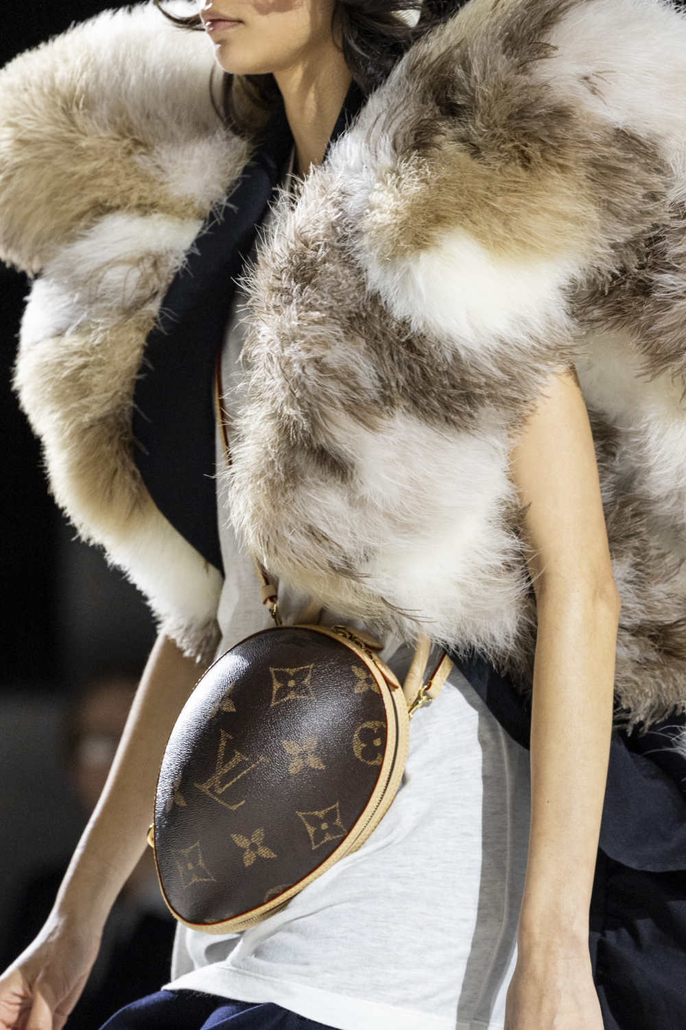 有著像是雞蛋造型的老花款式手袋。