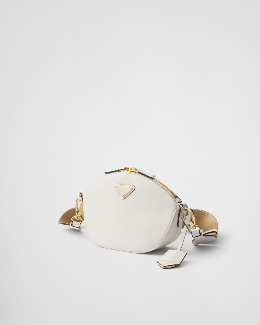 細節配件包括可拆除的皮革鑰匙扣。