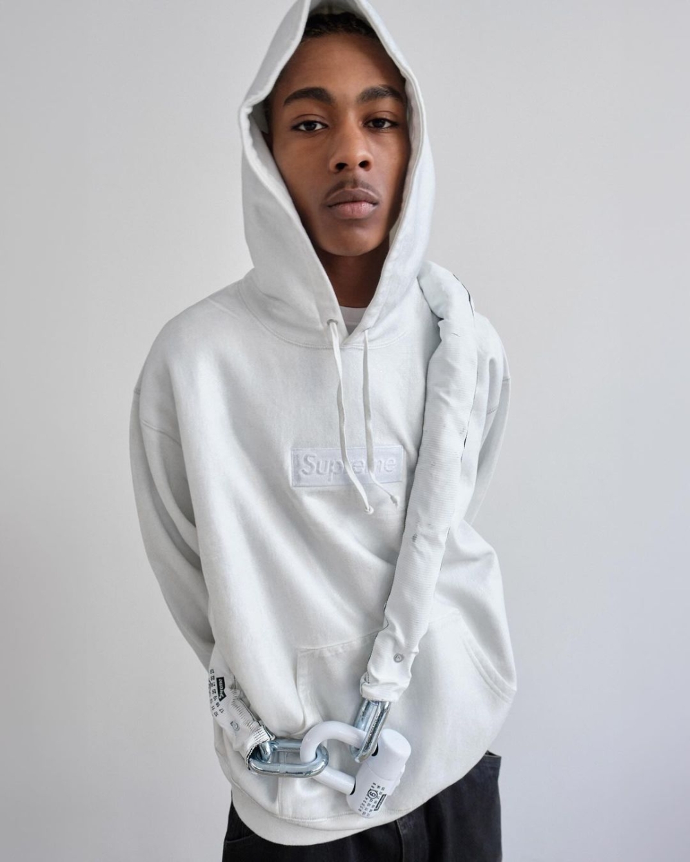 Supreme × MM6 Maison Margiela的形象大片。