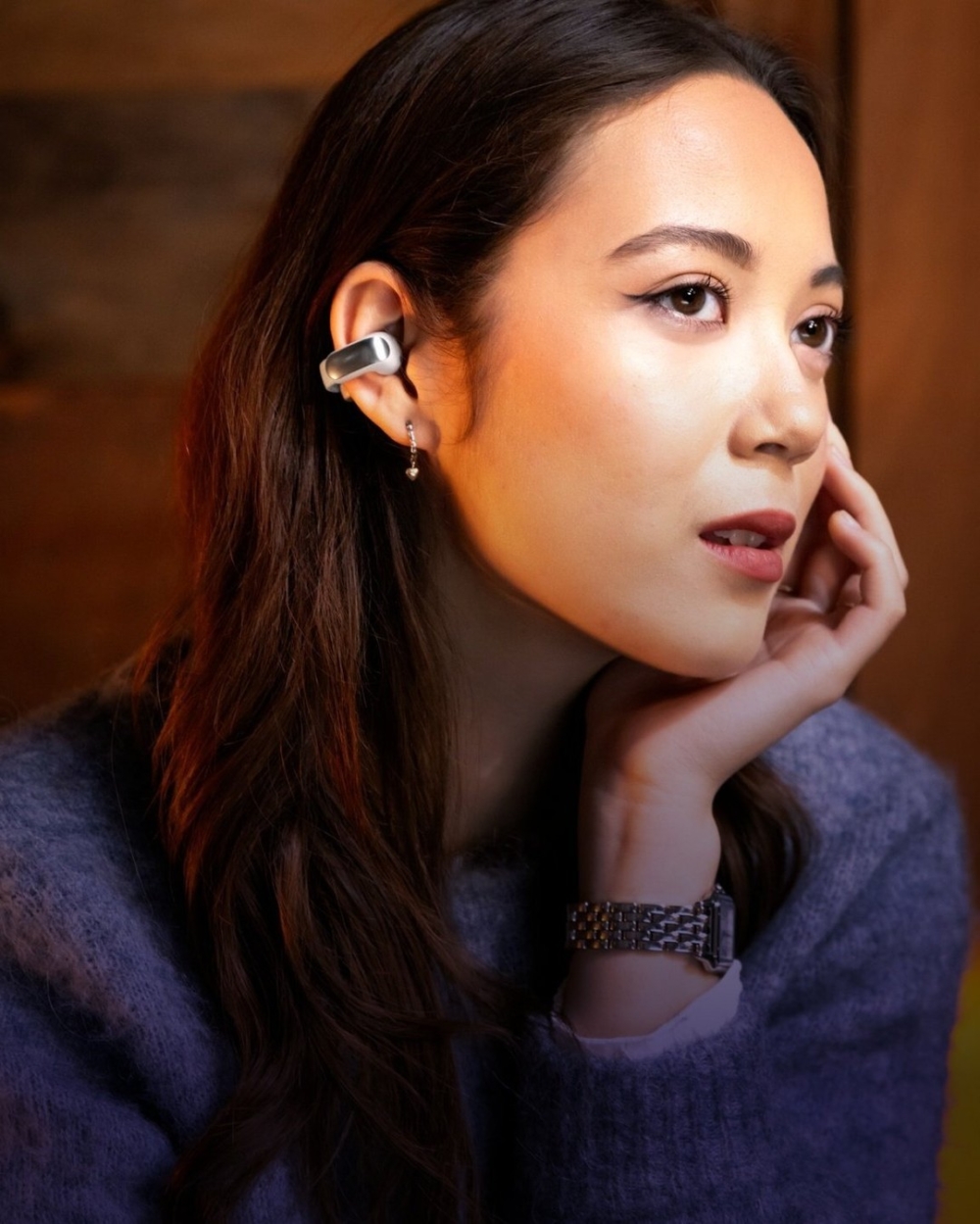 Laufey詮釋這款耳機。 