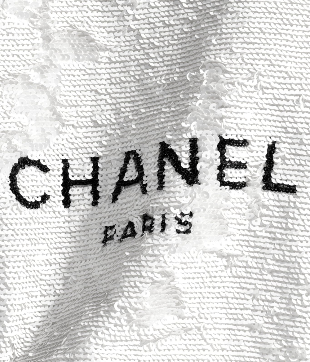 飾有品牌經典CHANEL Logo。