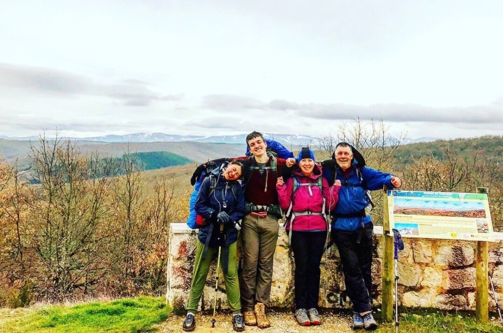 一路上她遇見許多人。