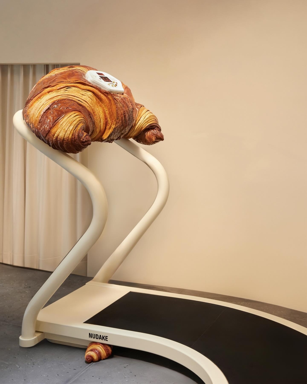 蓬鬆柔軟的巨大牛角麵包被放安置在跑步機上