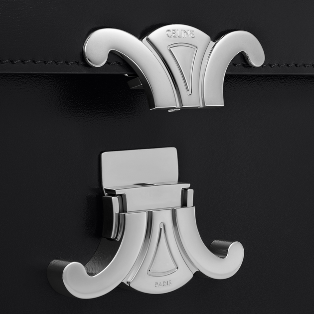 綴上品牌標誌性的Logo。