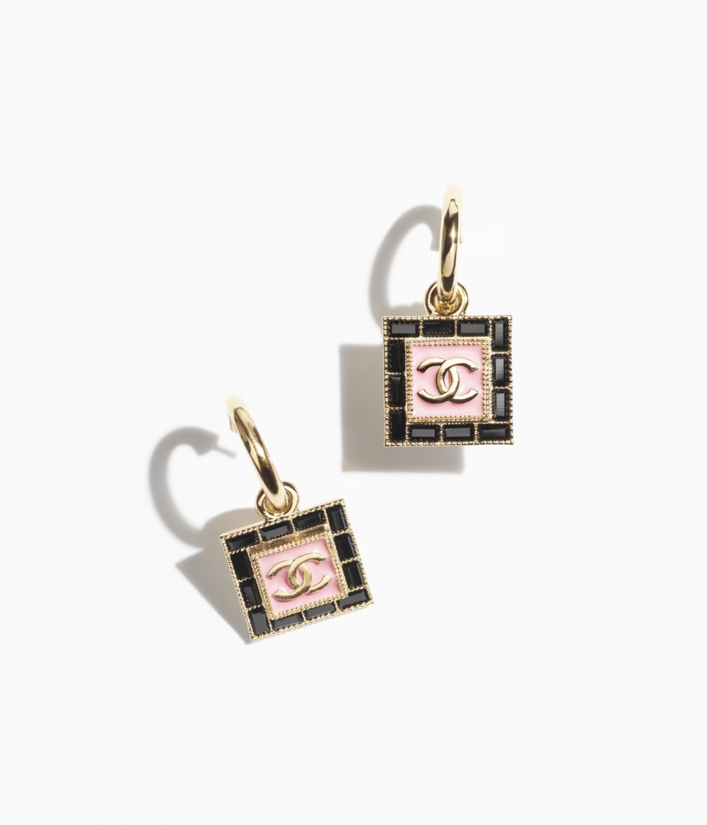 CHANEL PENDANT方形設計。