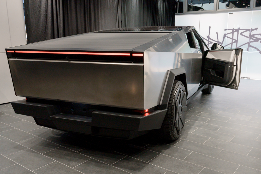 一字型的車尾燈延續車身的筆直幾何線段