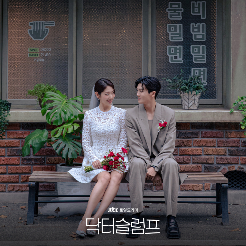 第一套白色婚紗出自於法國高訂品牌Giambattista Valli