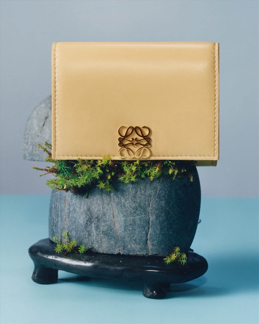 LOEWE推出2024春夏桃花粉、嫩葉綠皮具