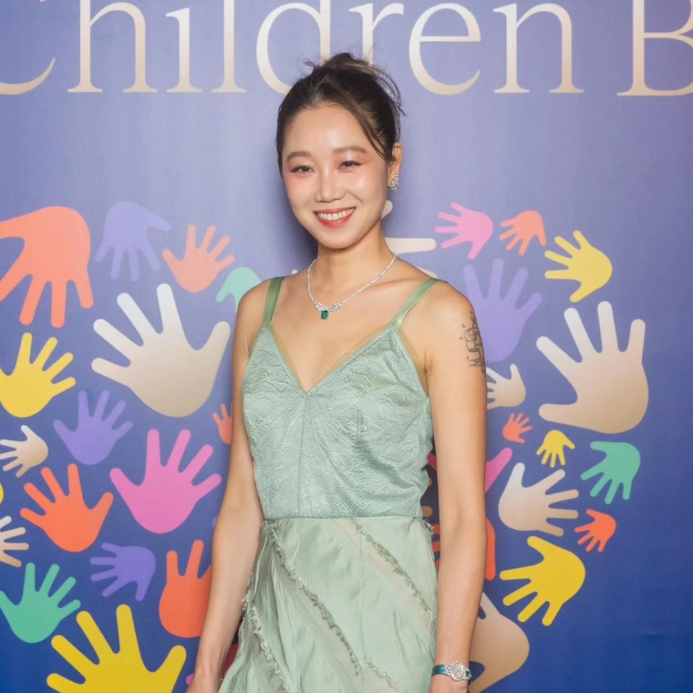 孔曉振一身Louis Vuitton湖水綠間帶禮服