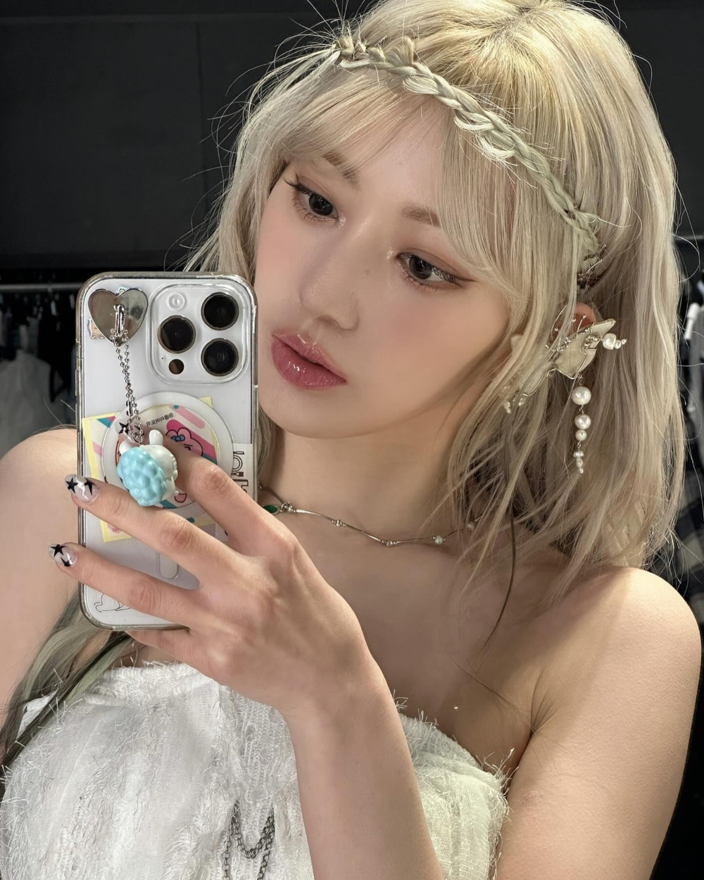 今年2024年的春季彩妝趨勢又回到了帶有光澤感的水光唇妝