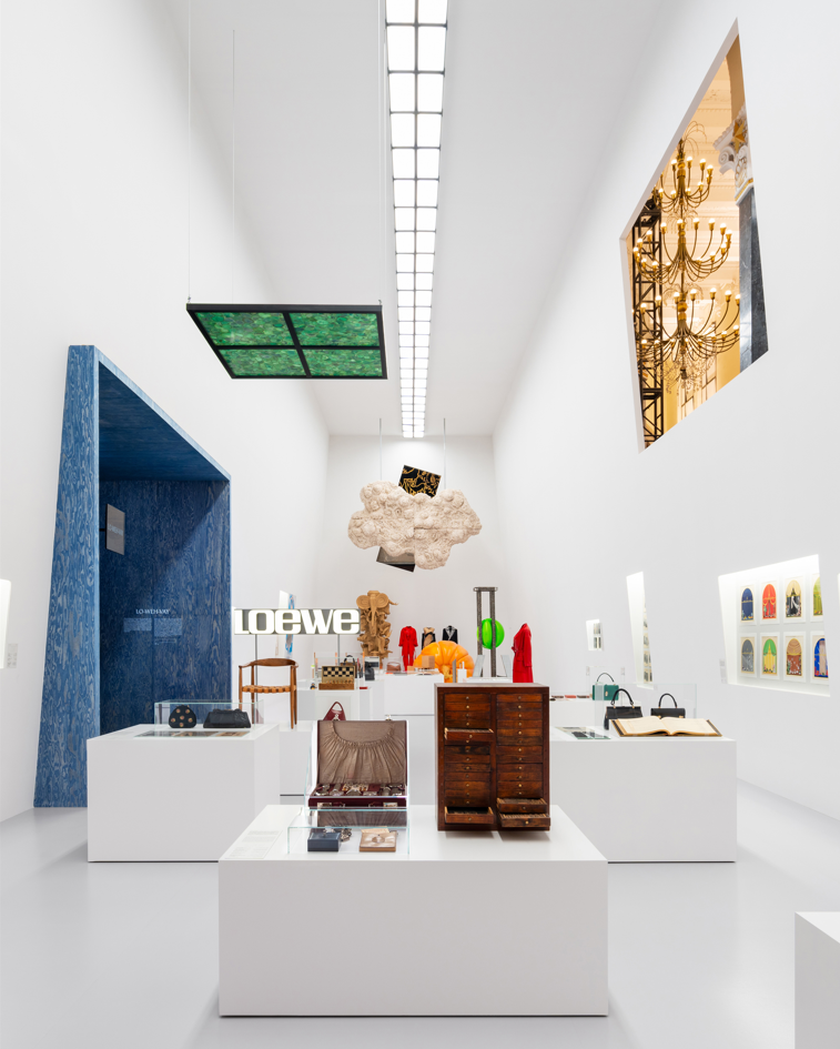 LOEWE「Crafted World」全球首曝光登陸上海