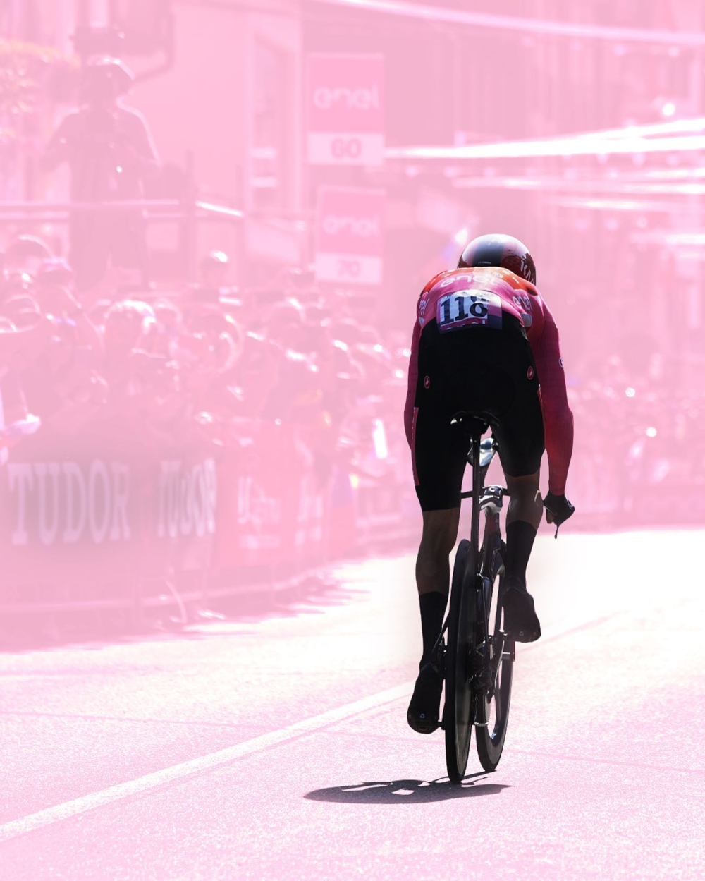 「環義自行車賽」(Giro d’Italia)就有贈送冠軍一件粉色車衣「Maglia Rosa玫瑰衫」的傳統
