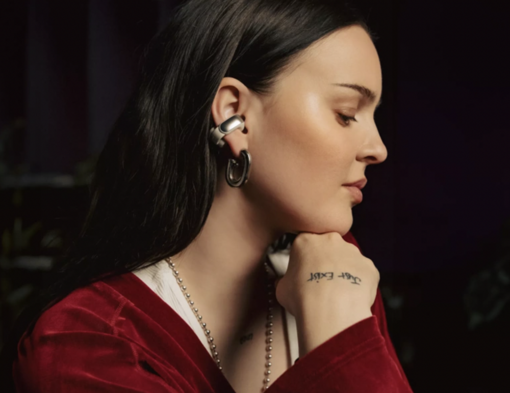 Bose Ultra Open Earbuds的形象照。