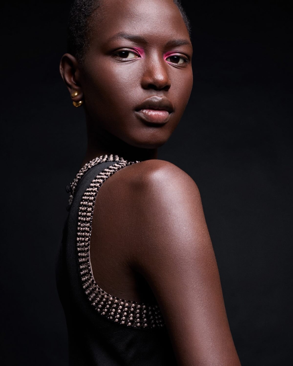 大膽的眼頭亮色眼影