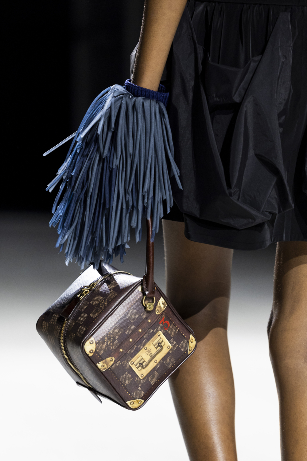 有著Damier棋盤格袋身的小包。