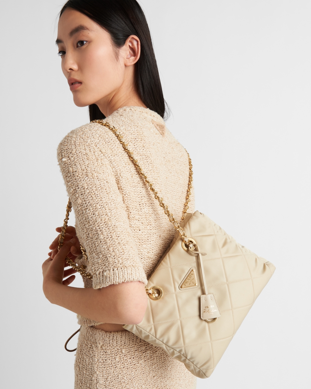 手袋以薄夾棉及明線細節打造。