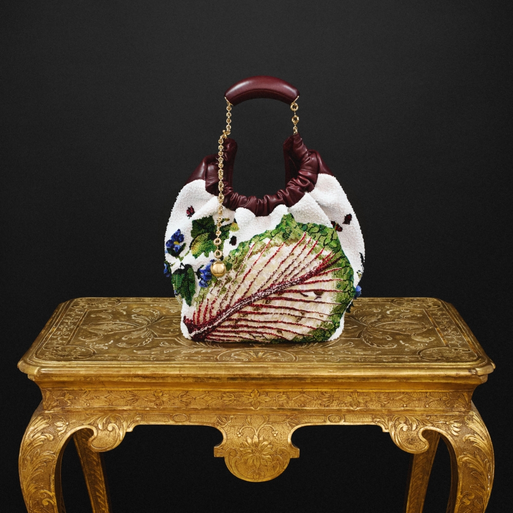 LOEWE 2024 秋冬女裝系列時裝秀亮點1：奢華概念的蕪菁、白菜、蘆筍造型手拿包