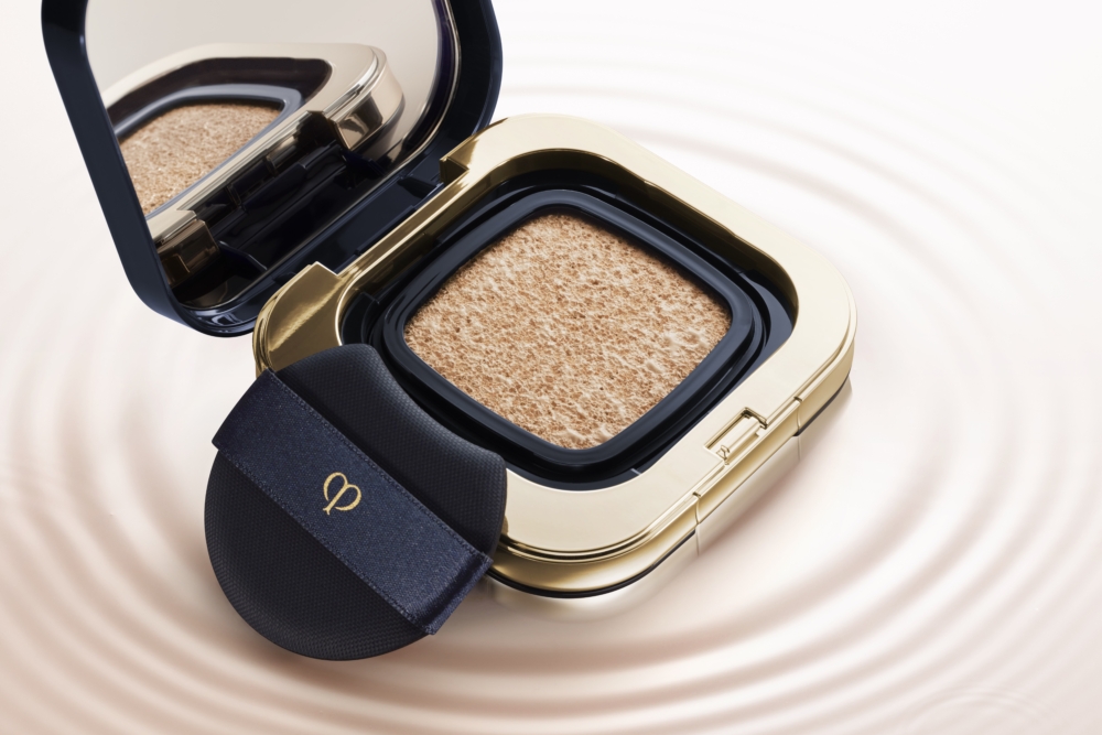 化粧同時養膚!「鑽光水凝瑰漾氣墊粉底」以奢罕保加利亞大馬士革玫瑰精華,糅合可疊加配方,瞬間點亮膚色,修飾瑕疵,煥發晨露般的水凝光芒。HK$800