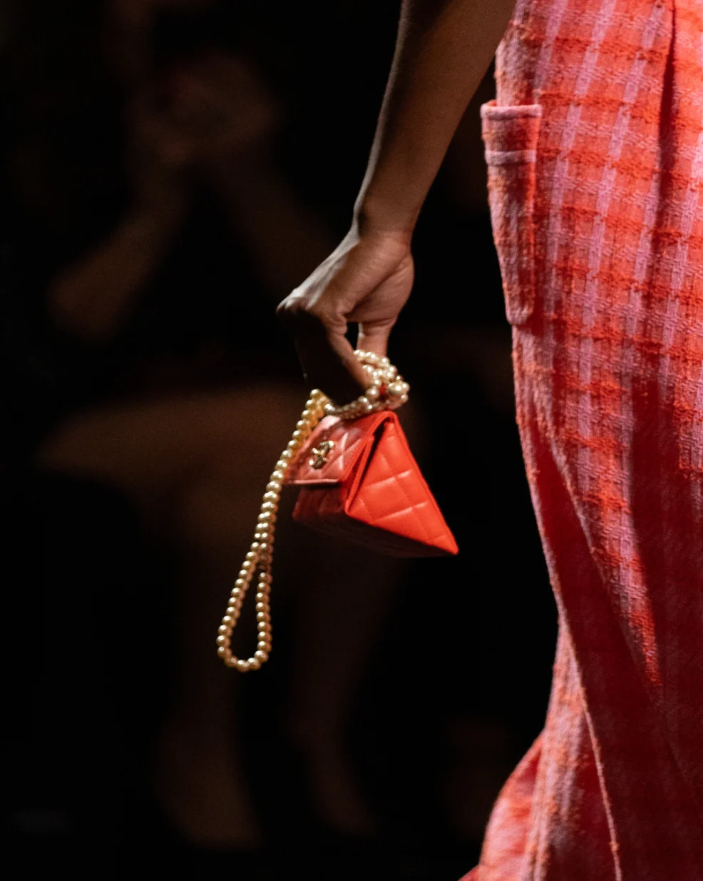 綴上夢幻珍珠的三角形提升夏日造型的吸睛度