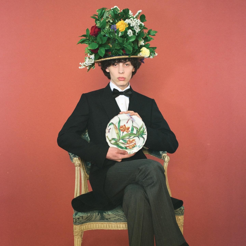 將上流社會常見的精緻的壁毯、昂貴的瓷器等不同時代的珍貴古董，作為階級以及財富的象徵