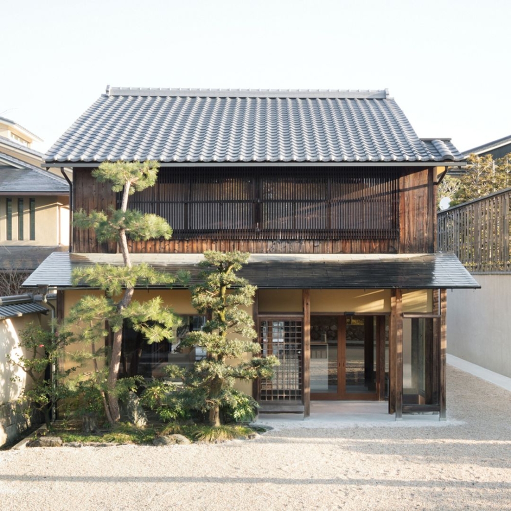 位於古色古香的老宅裡。