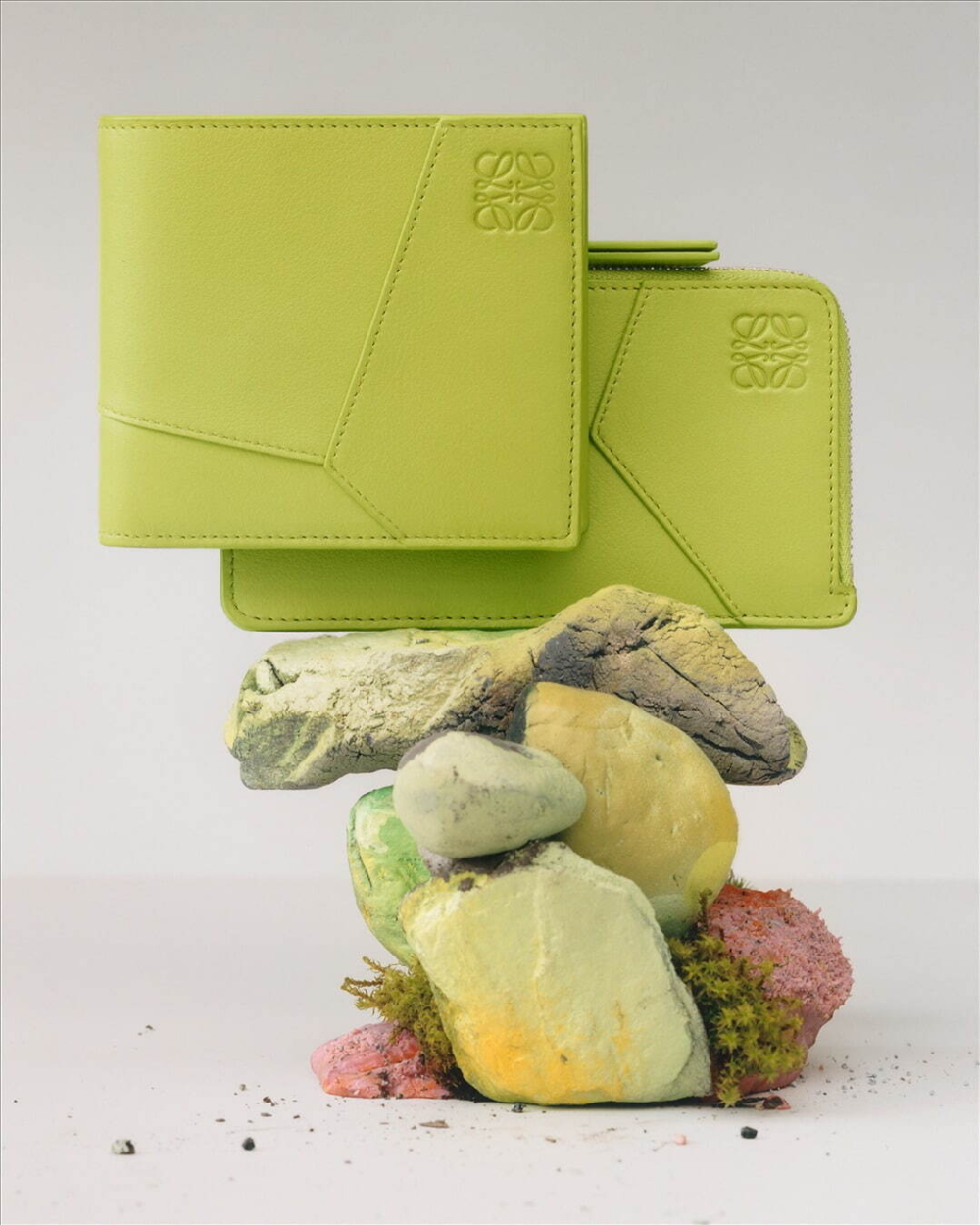 LOEWE推出2024春夏桃花粉、嫩葉綠皮具