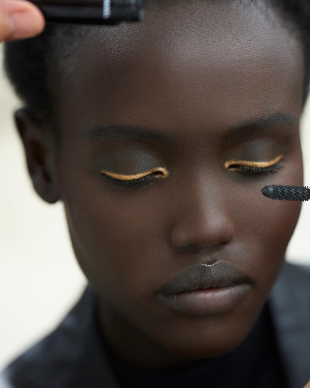 大膽的眼頭亮色眼影