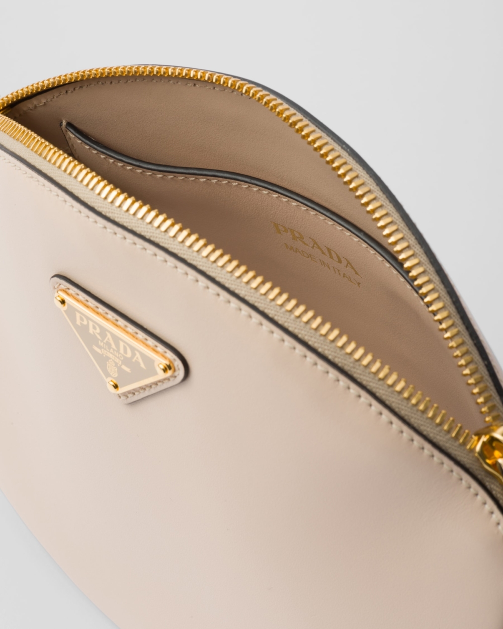 配有內部平口袋。