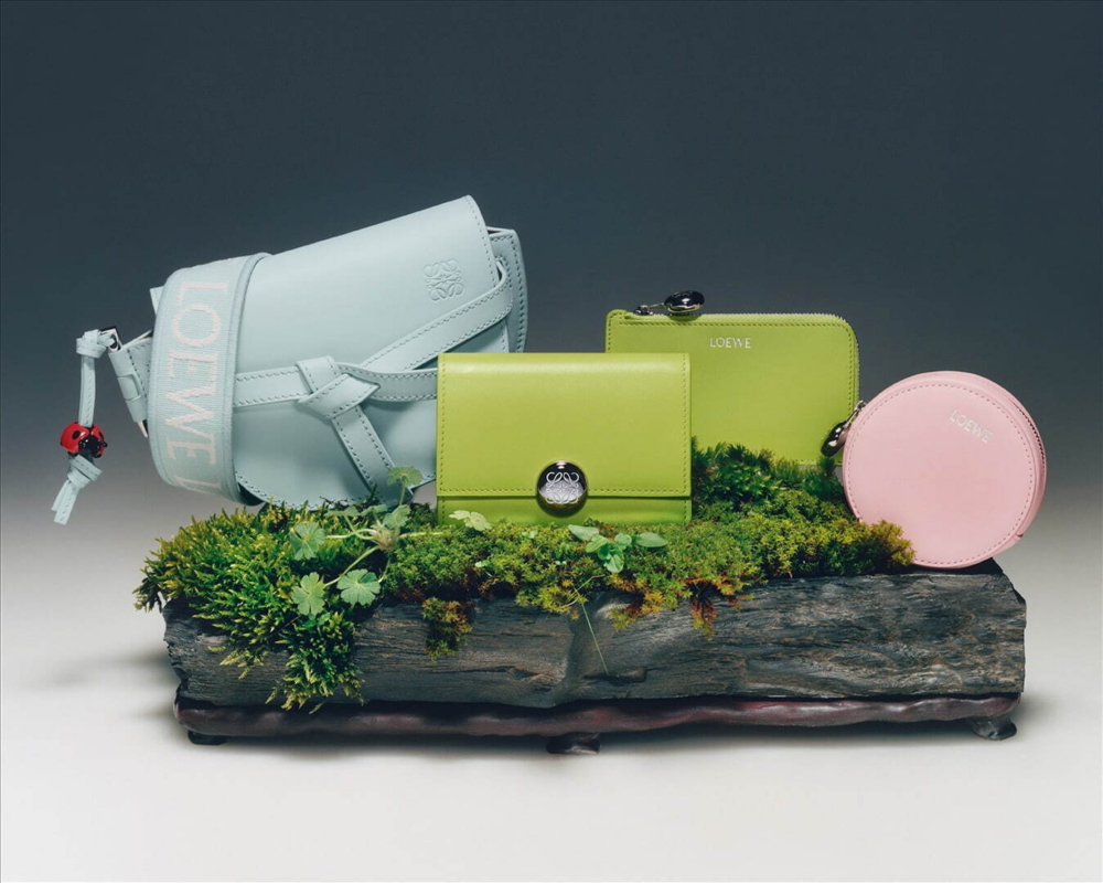 LOEWE推出2024春夏桃花粉、嫩葉綠皮具