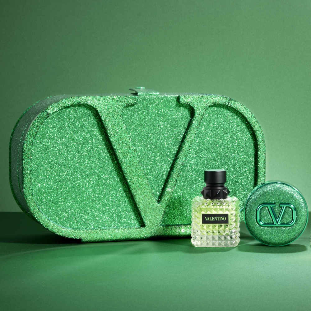 購買「高訂輕透氣墊粉餅全新訂製外殼」及 「訂製羅馬香水Valentino Born In Roma Green Stravaanza」即可獲得怪美綠高訂禮盒