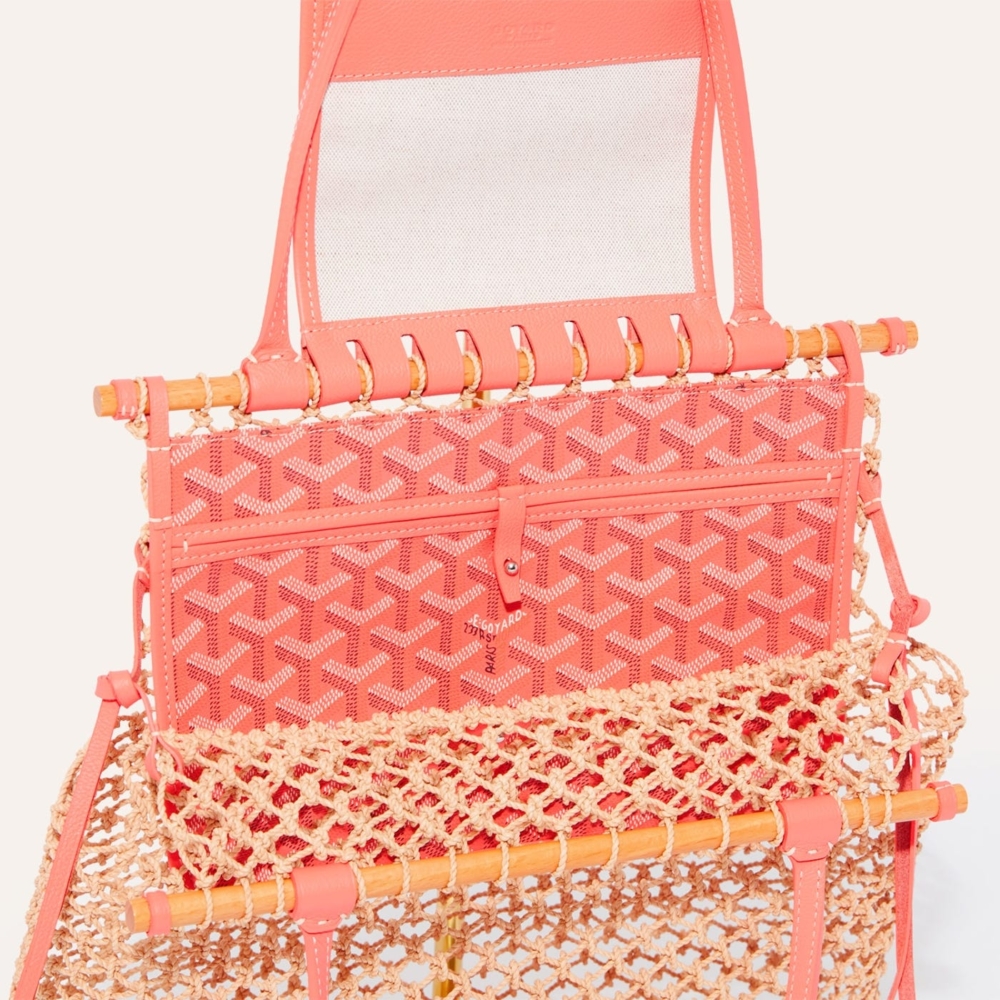 帶有皮革飾邊的Goyardine帆布翻蓋。