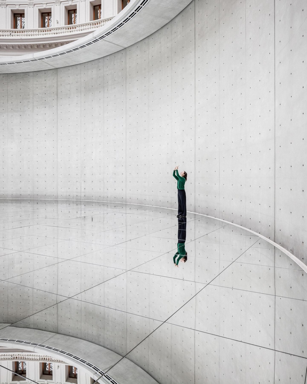 與安藤忠雄追求空虛無邊的建築理念相一致