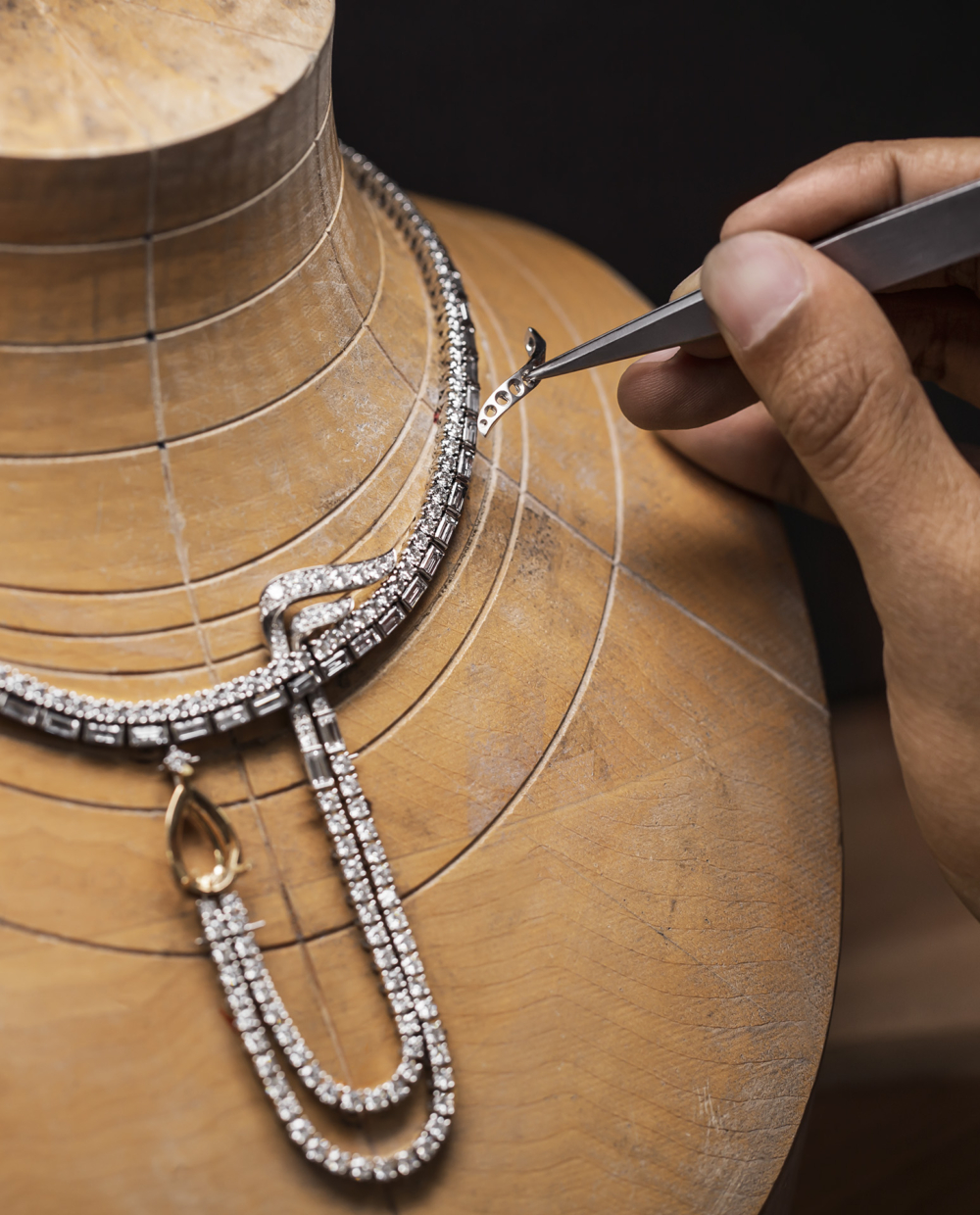 讓我們一起來欣賞FENDI首個高級珠寶系列。