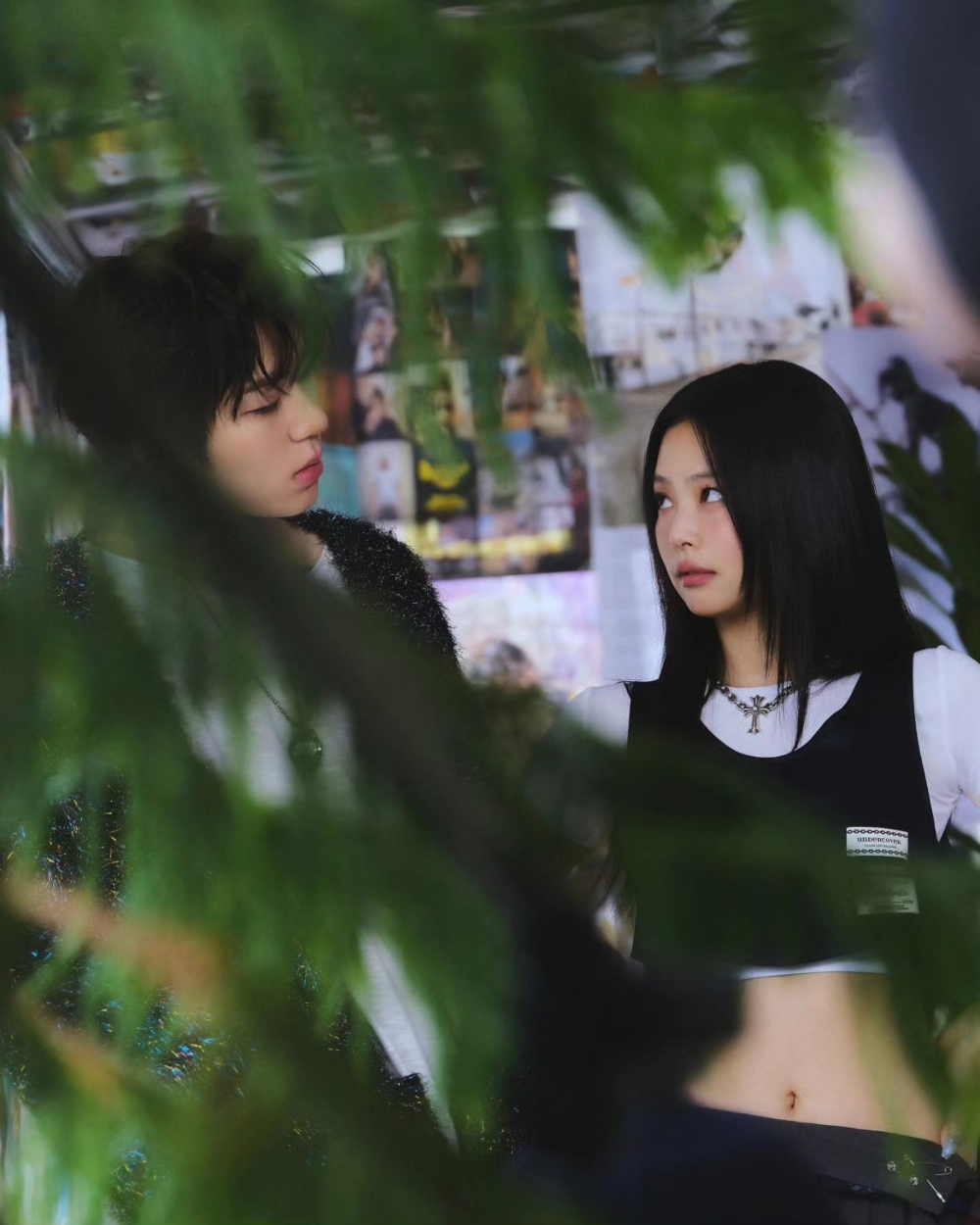 Jennie身穿UNDERCOVER的海軍藍貼花背心