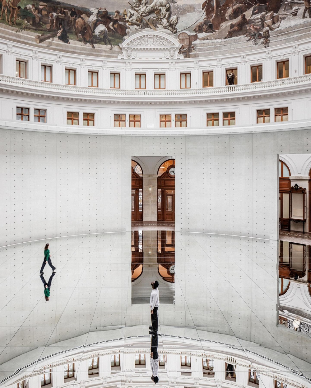 這款藝術品創造了現實的倒置，玻璃穹頂內彷彿打造一座巨大的深淵