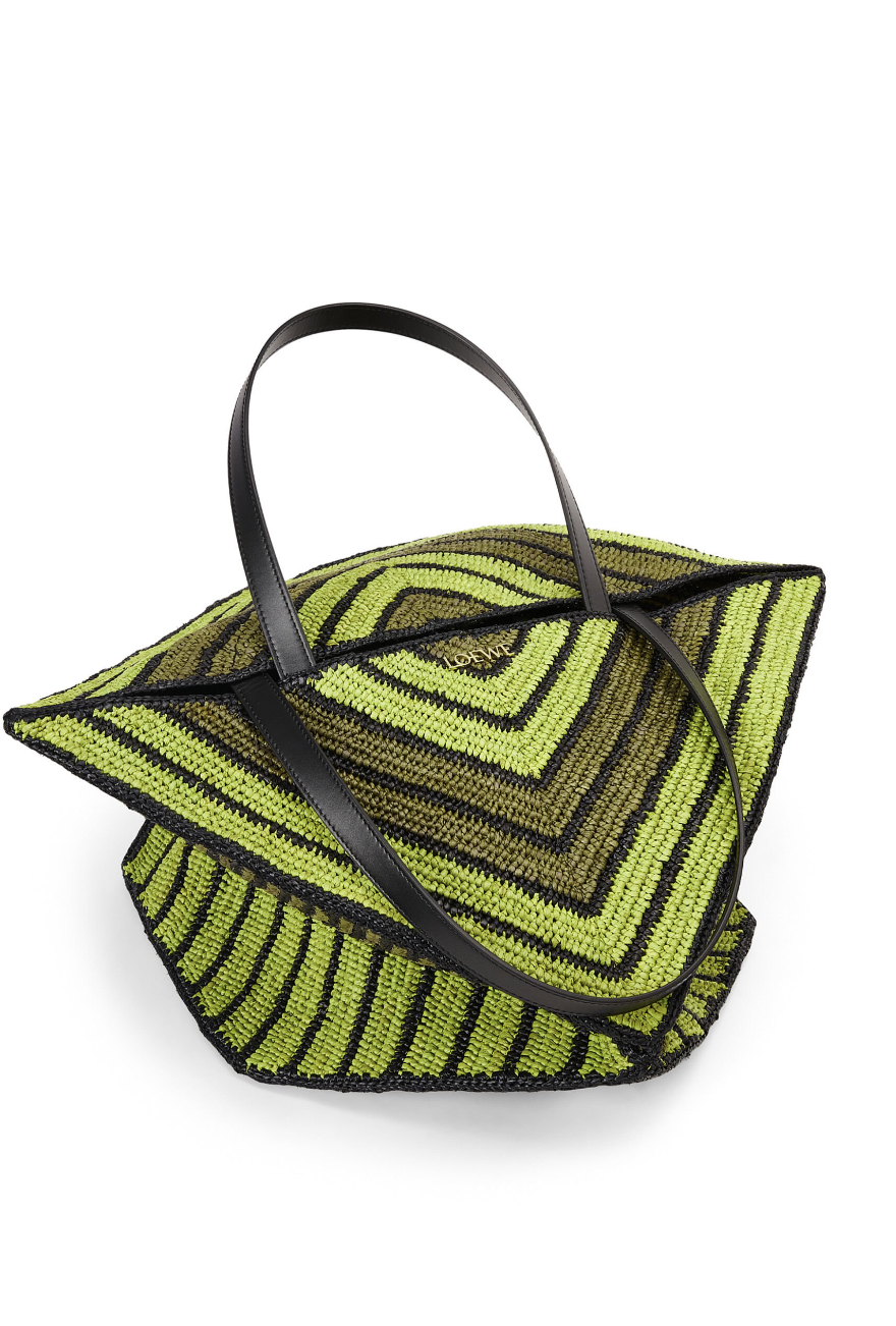 可以折疊隨意變化造型,與包身形成強烈的視覺與觸感對比