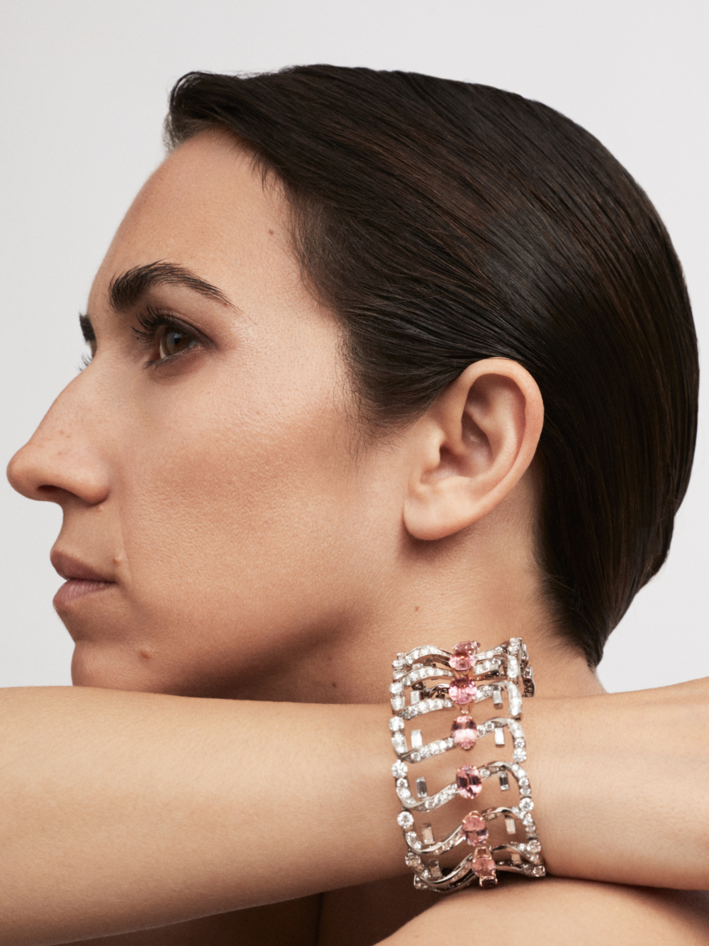 FENDI高級珠寶系列的形象照。