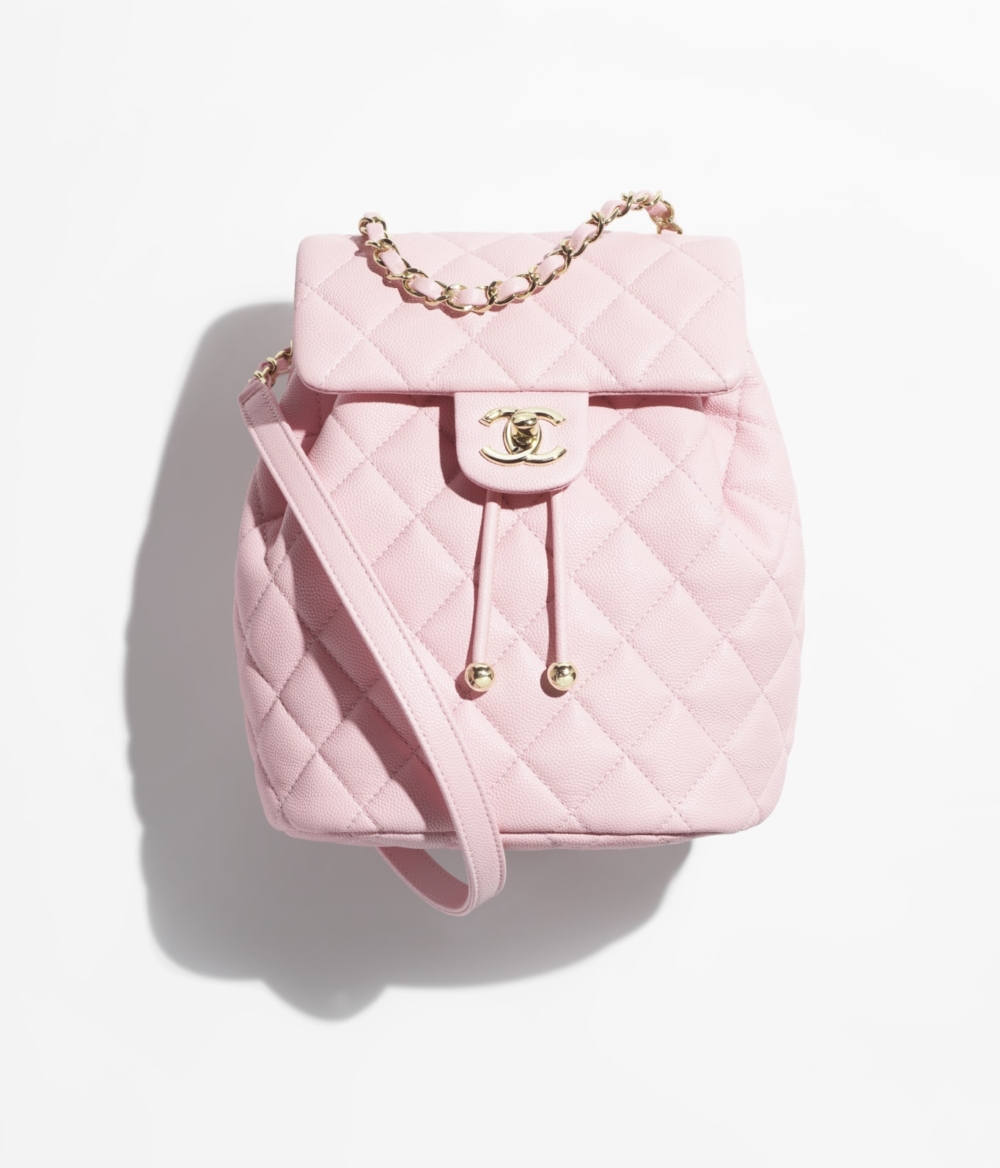 款CHANEL BACKPACK以粒面閃亮小牛皮打造。