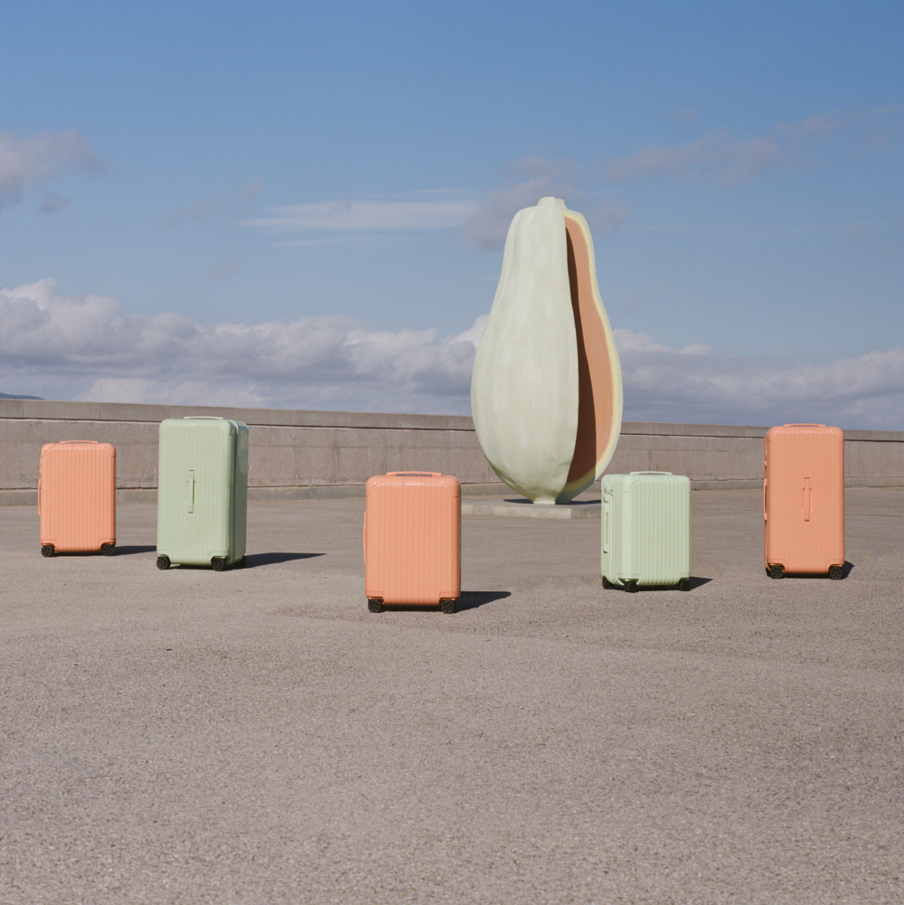 Rimowa全新薄荷綠色、假日橙色形象大片。