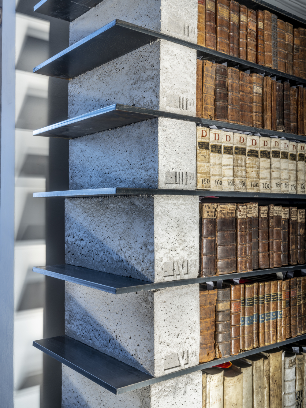 THE LIBRARY AT THE ŽELIV MONASTERY。