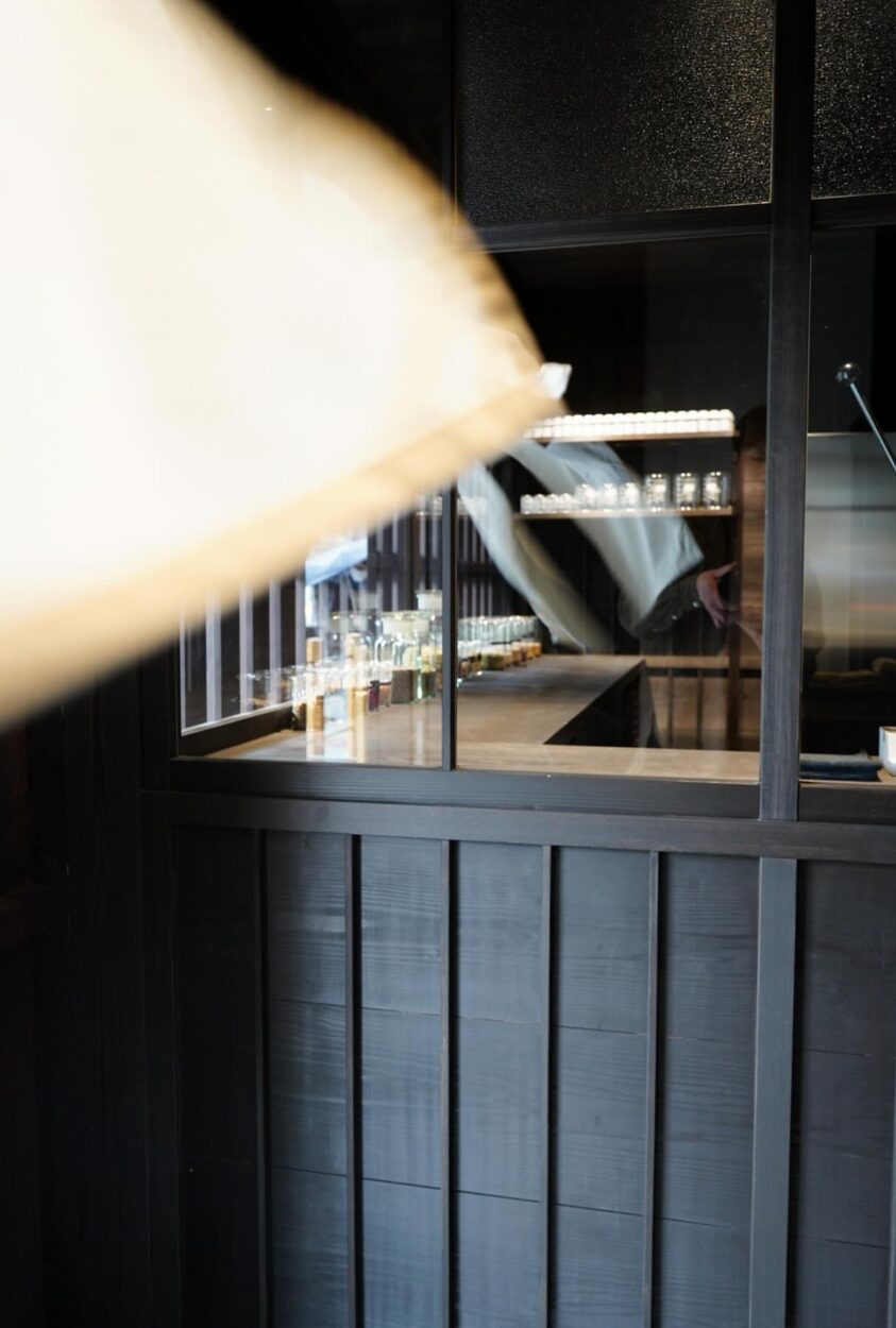 一樓作為香氛實驗室,在現場不僅販售香水,同時也提供消費者體驗調香以及個人化的香水實驗室