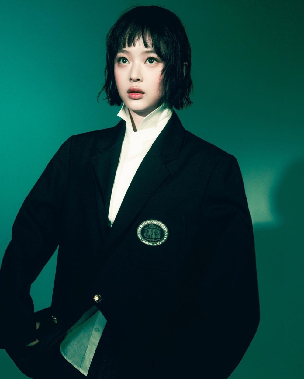 Hanni詮釋短髮的造型。