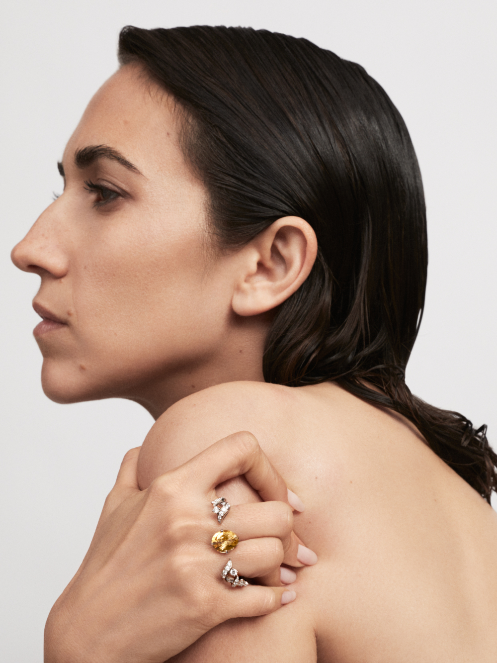 FENDI高級珠寶系列的形象照。