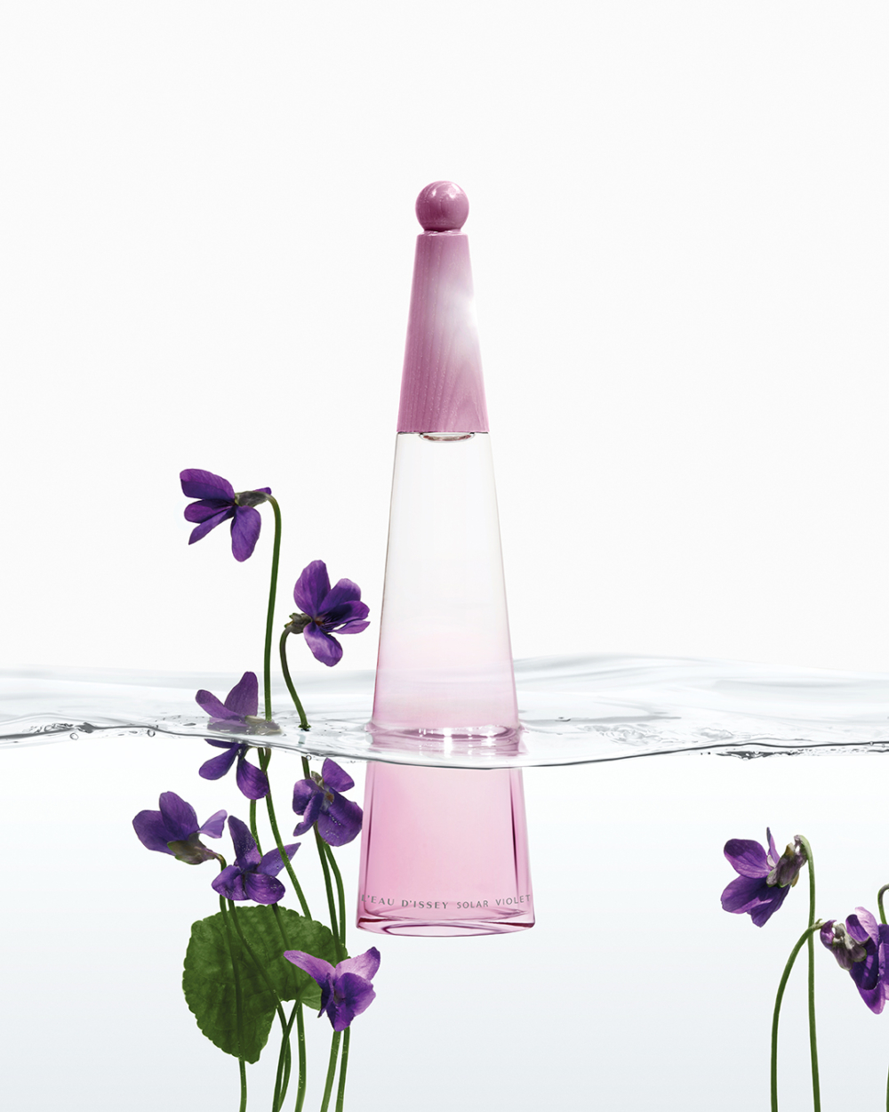 全新「L’Eau d’Issey Solar Violet」淡香氛將水的清徹與紫羅蘭的燦爛結合，既溫柔，又有活力，充滿少女感。