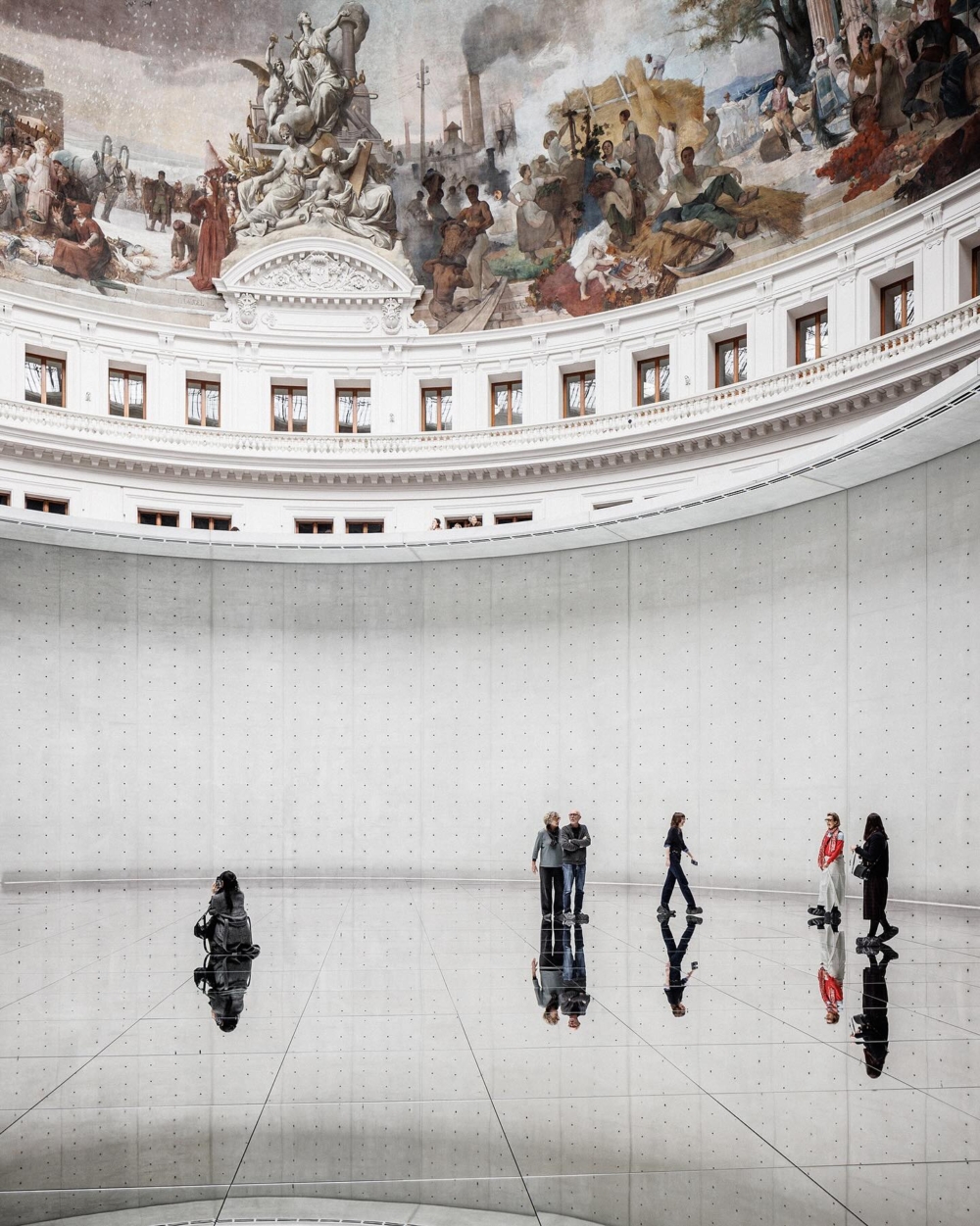 地面上安裝了一面大鏡子