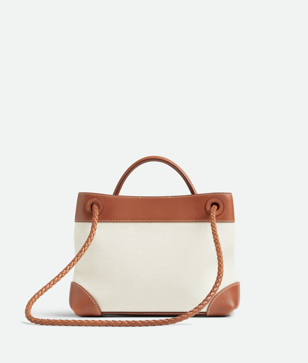 編織肩帶具有實用的功能性細節。