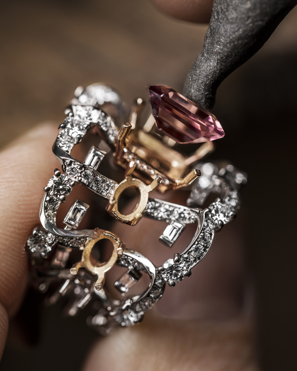 FENDI高級珠寶系列的形象照。